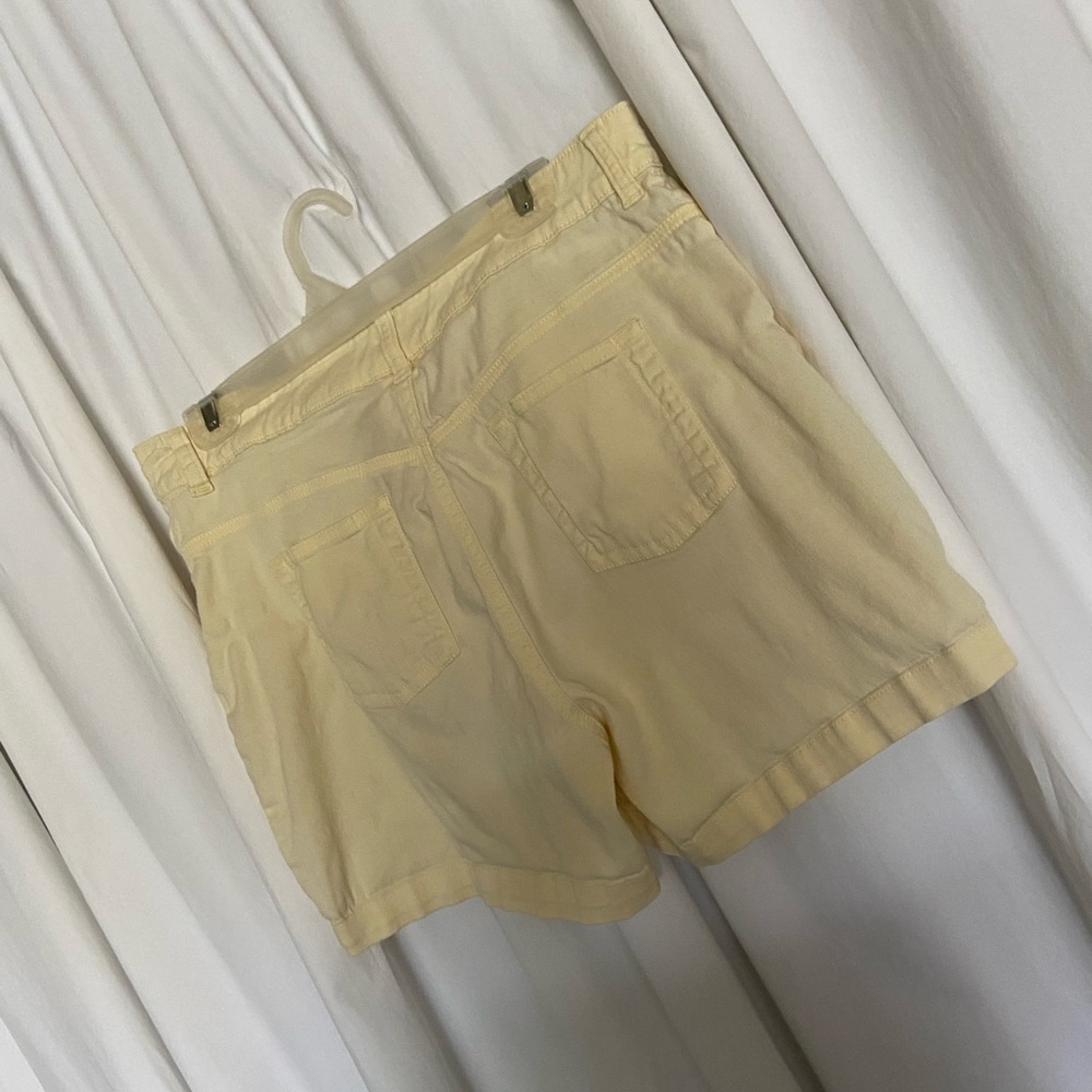 Lee Vintage 𝅺Size-10 Faded Banana Yellow, Jean Styled Above the Hips Shorts-old - Picture 2 of 11